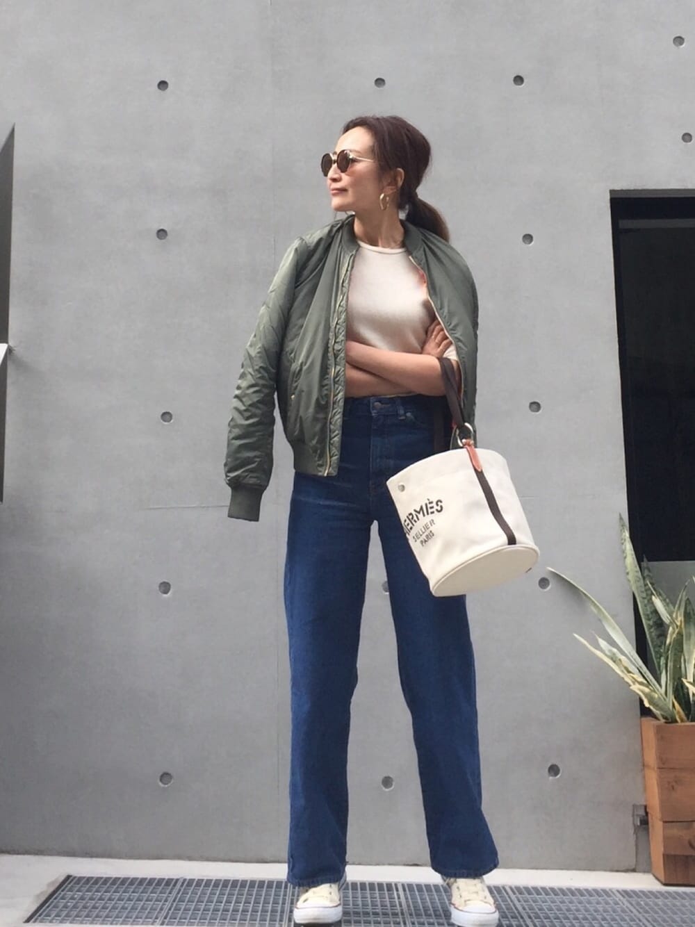 「シンプル、カジュアルコーデ、オトナカジュアル、MA-1、ハイウエスト、Bershka、RonHerman、ママコーデ、プチプラコーデ、converse」｜「Bershkaのアイテム（ミリタリージャケット、グリーン系）」を使った、Honey_conaさん（レディース・164cm）の春コーディネートの1枚目の写真