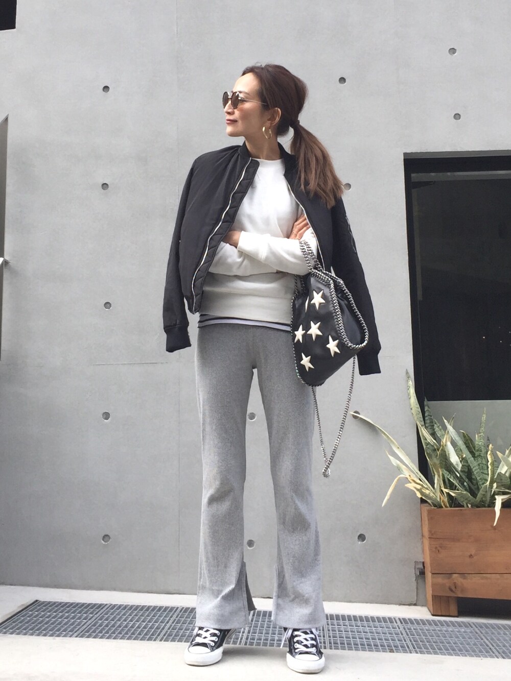 「楽チンコーデ、シンプル、GU、ZARA、オトナカジュアル、コンバース、Stella McCartney、converse、プチプラコーデ、ママコーデ」｜「ZARAのアイテム（ナイロンジャケット、ブラック系）」を使った、Honey_conaさん（レディース・164cm）の春コーディネートの1枚目の写真