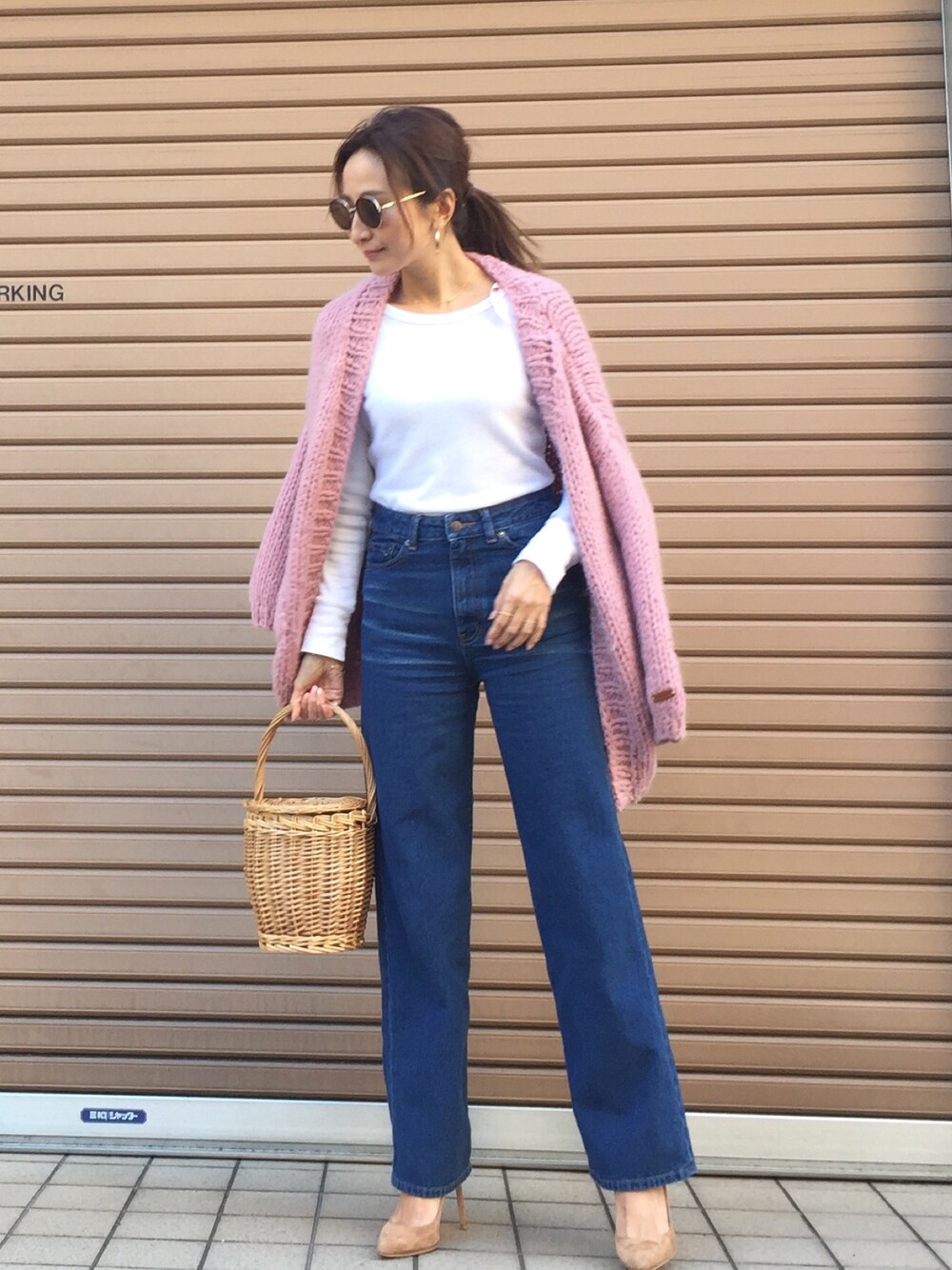 「11am、RHC、デニムパンツ、かごバッグ、ママコーデ、オトナカジュアル、シンプルコーデ、denim、プチプラコーデ」｜「GAPのアイテム（Tシャツ/カットソー、ホワイト系）」を使った、Honey_conaさん（レディース・164cm）の春コーディネートの1枚目の写真