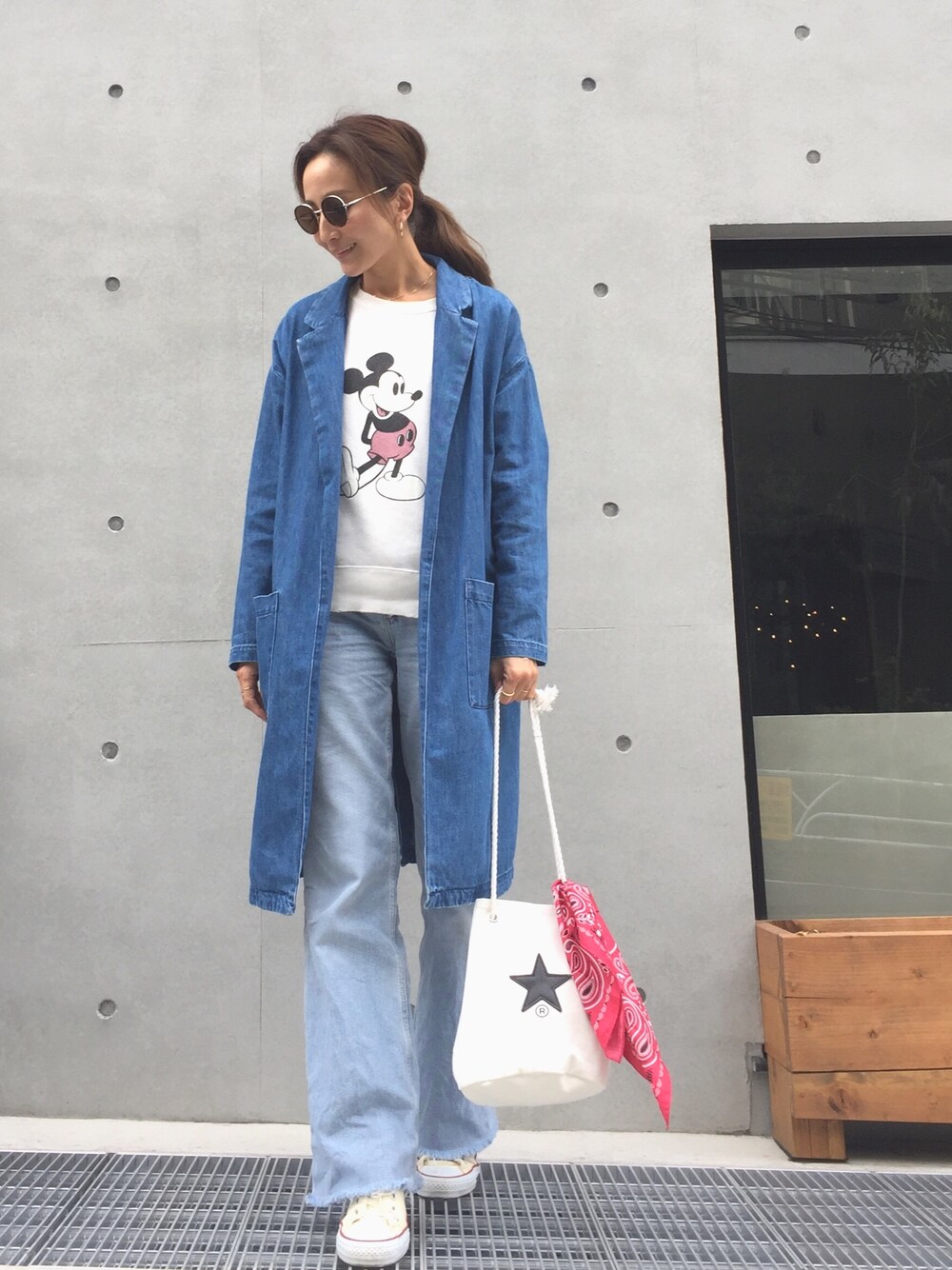 「デニムオンデニム、ZARA、converse、コンバース、オトナカジュアル、春コーデ、楽チンコーデ、ミッキー、Bershka、ママコーデ」｜「Bershkaのアイテム（デニムジャケット、ブルー系）」を使った、Honey_conaさん（レディース・164cm）の春コーディネートの1枚目の写真