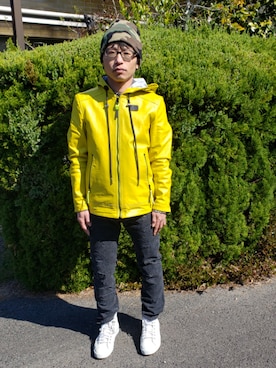 「ホワイトスニーカー」｜「アイテム（ライダースジャケット）」を使った、㋒ㄜᘄㄟ°⋆さん（メンズ・158cm）の春コーディネート