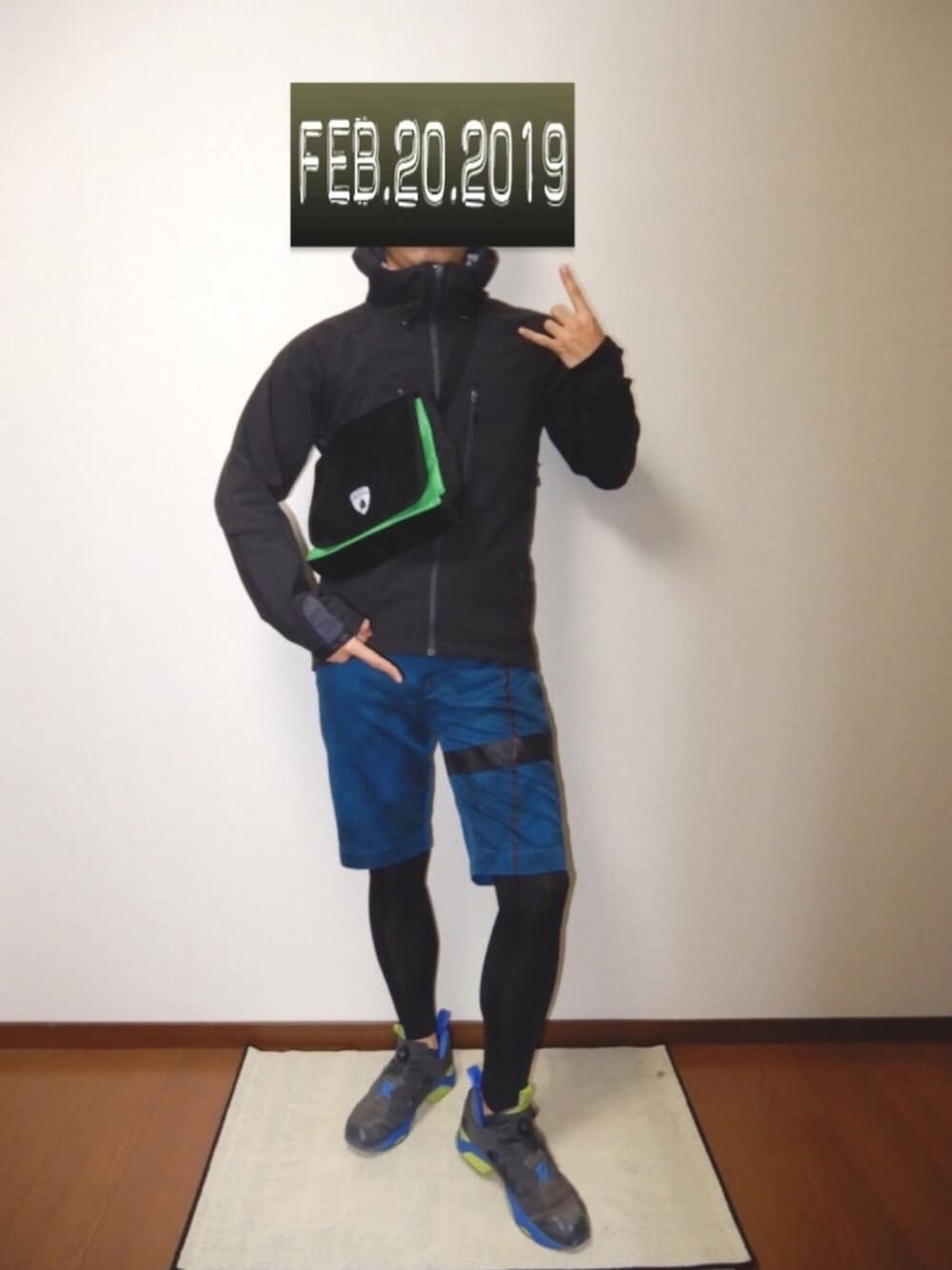 ブルー系のその他パンツ、グレー系のスニーカー、ブラック系のマウンテンパーカーを着用したメンズの冬コーディネートの1枚目の写真