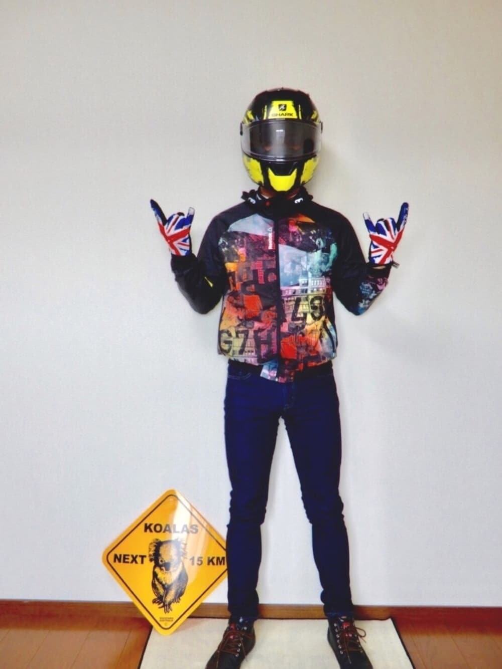 「ナイロンジャケット、reebok、CHROME、おしゃれさんと繋がりたい、はるコーデ、ヘルメット、SHARK、バイク、バイクスタイル、ツーリング」｜「Reebokのアイテム（ナイロンジャケット、その他）」を使った、こじゃれ山さん（メンズ・181cm）の春コーディネートの1枚目の写真