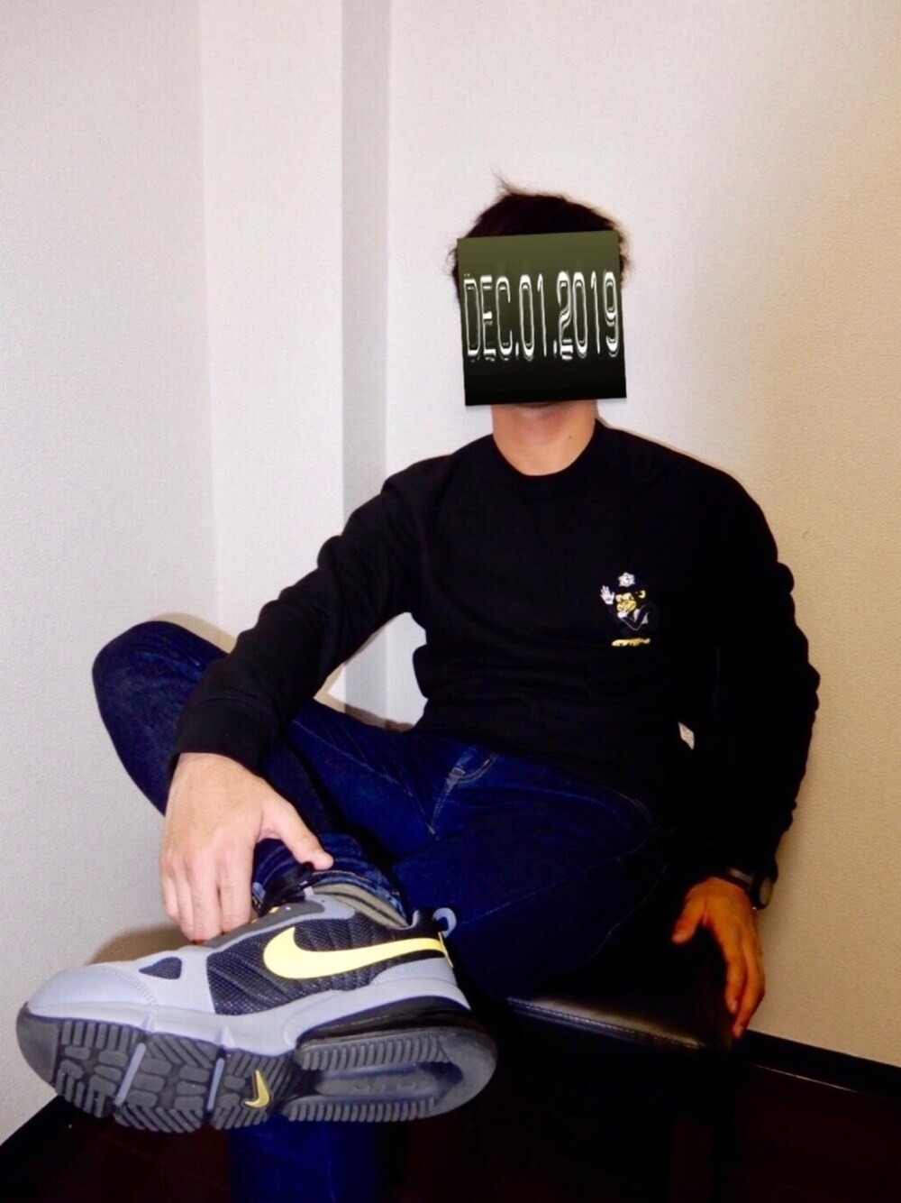 「Paul Smith、スウェット、NIKE、AIR MAX、スニーカー、スニーカーコーデ、おしゃれさんと繋がりたい、ストリート」｜「Paul Smithのアイテム（スウェット、ブラック系）」を使った、こじゃれ山さん（メンズ・183cm）の冬コーディネートの1枚目の写真
