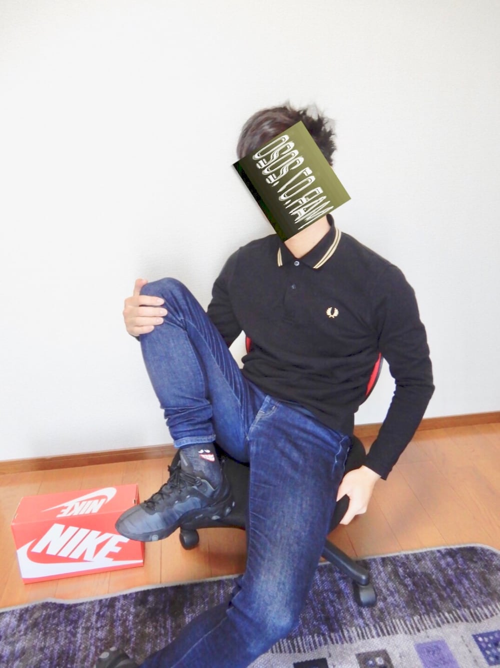 「寝起き、FRED PERRY、ポロシャツ、英国、ブリティッシュ、NIKE、誕生日、バースデイ、靴下、靴下チラ見せ」｜「FRED PERRYの【FRED PERRY/フレッドペリー】ロングスリーブポロシャツ M7115（ポロシャツ、ブラック系）」を使った、こじゃれ山さん（メンズ・183cm）の春コーディネートの1枚目の写真
