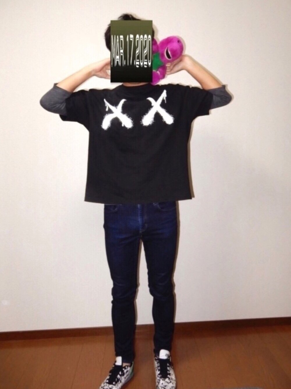 「dlsm、Tシャツ、レイヤードスタイル、黒シャツ、onitsuka tiger×andrea pompilio、Onitsuka Tiger、ストリート感、スニーカー、スニーカーコーデ、春コーデ」｜「DLSMのDLSM　SPRAY EYE COLOR BIG TEE（Tシャツ/カットソー、ブラック系）」を使った、こじゃれ山さん（メンズ・183cm）の春コーディネートの1枚目の写真