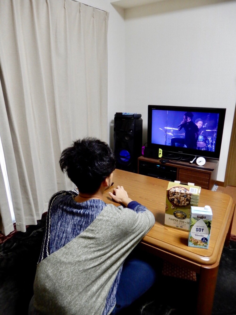 「お洒落さんとつながりたい、おうちスタイル、チャイハネ、チャイハネコーデ、ゆるコーデ、ゆるニット、ライブ、ライブいきたい、休日スタイル」｜「チャイハネの【チャイハネ】パッチワークドルマンMEN'Sトップス（シャツ/ブラウス、ブルー系）」を使った、こじゃれ山さん（メンズ・183cm）の春コーディネートの1枚目の写真