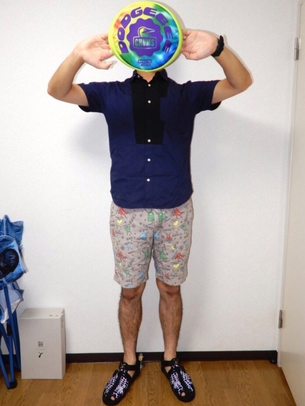 「お洒落さんとつながりたい、柄パンツ、夏コーデ、スポーツサンダル、SENSEOFPLACE、WHITELINE、CHUMS、ハーフパンツ、夏、フリスビー」｜「SENSE OF PLACE by URBAN RESEARCHのアイテム（シャツ/ブラウス、ブルー系）」を使った、こじゃれ山さん（メンズ・183cm）の夏コーディネートの1枚目の写真