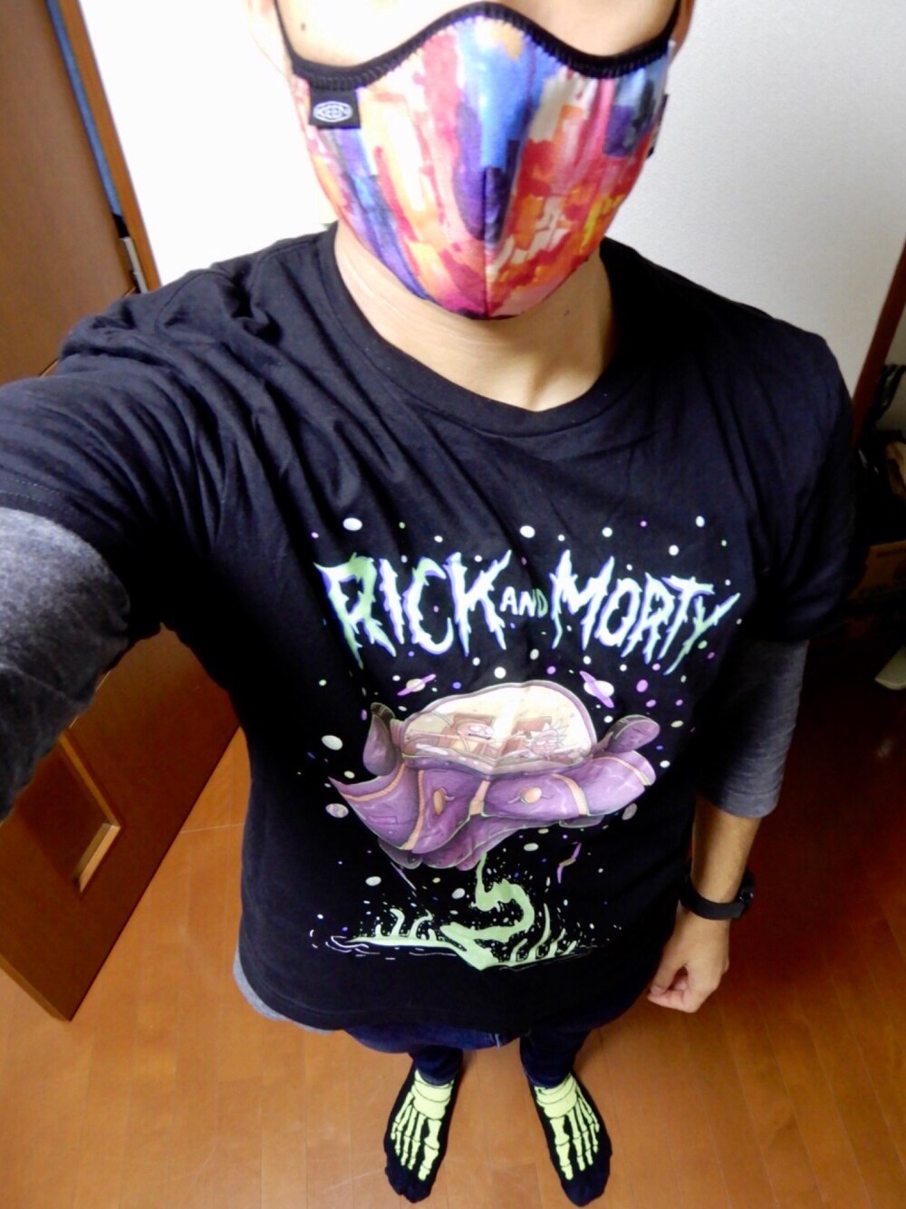 「お洒落さんとつながりたい、keen、マスク、H&M、rick and morty、秋のコーデ、休日スタイル、スキニーデニム、レイヤートスタイル、Tシャツ」｜「H&Mのアイテム（Tシャツ/カットソー、ブラック系）」を使った、こじゃれ山さん（メンズ・183cm）の秋コーディネートの1枚目の写真