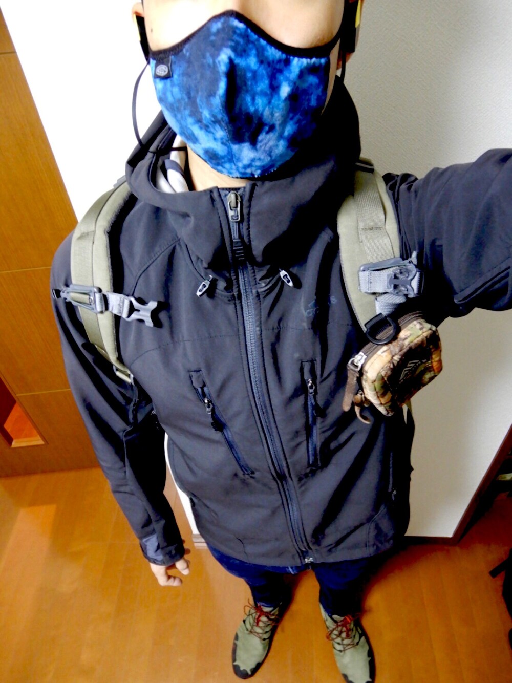 「休日スタイル、お洒落さんとつながりたい、マウンテンパーカー、adidas、UNIQLO、ブーツ、アウトドアスタイル、inov8、マスク、keen」｜「KEENのKEEN TOGETHER MASK M/L U-BLUETIEDYE / キーン トゥギャザー マスク（マスク、その他）」を使った、こじゃれ山さん（メンズ・183cm）の秋コーディネートの1枚目の写真