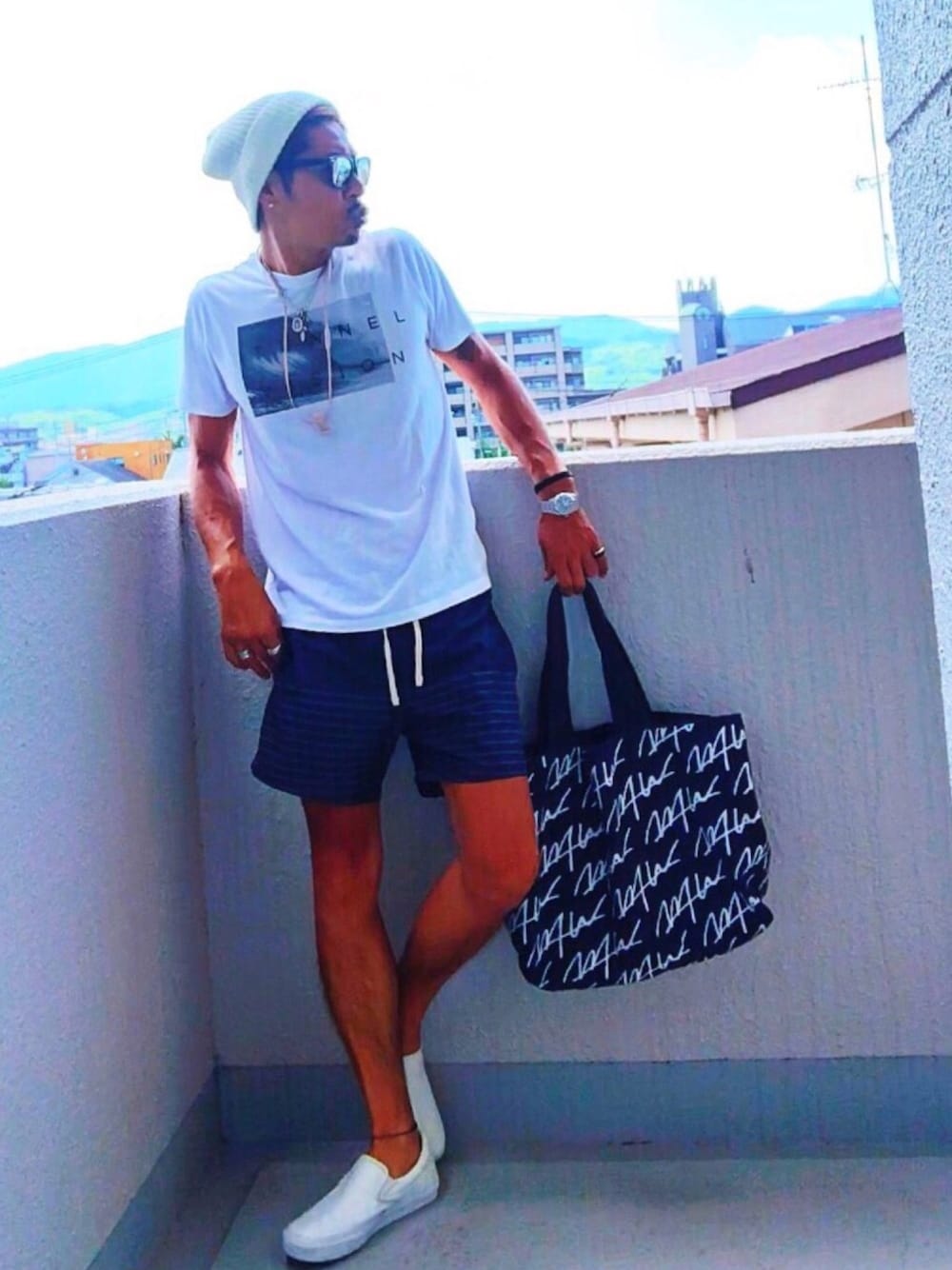 「シンプルコーデ、大人カジュアル、休日スタイル、夏コーデ、ラフ、水着、スリッポン、Tシャツ、ニット帽」｜「GUのアイテム（ニットキャップ/ビーニー、ホワイト系）」を使った、としひこさん（メンズ・175cm）の夏コーディネートの1枚目の写真