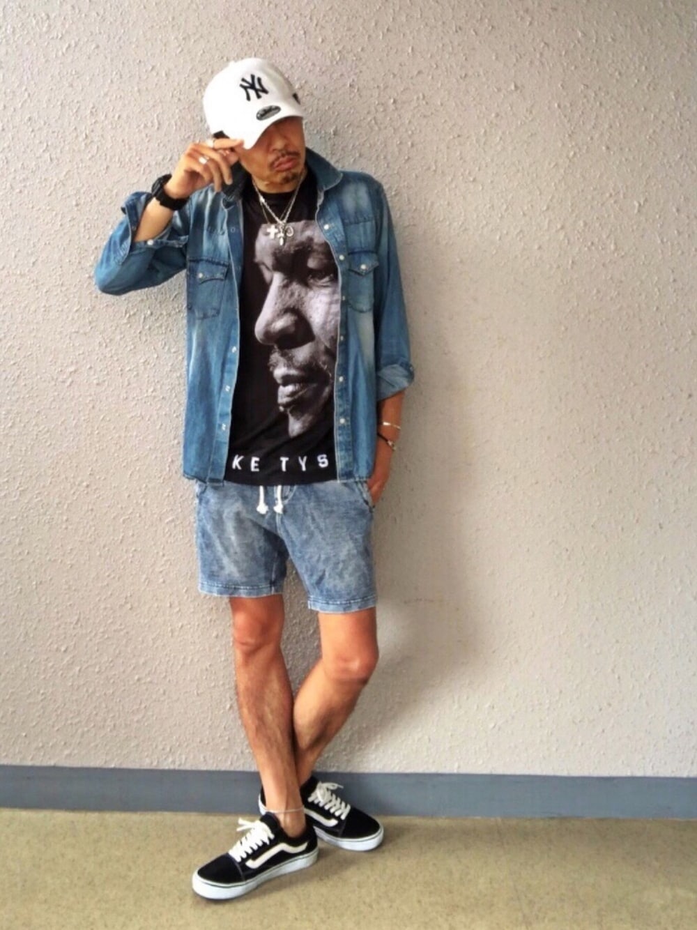 ブルー系のシャツ/ブラウス、ブラック系のTシャツ/カットソー、ブルー系のデニムパンツを着用したメンズの夏コーディネートの1枚目の写真