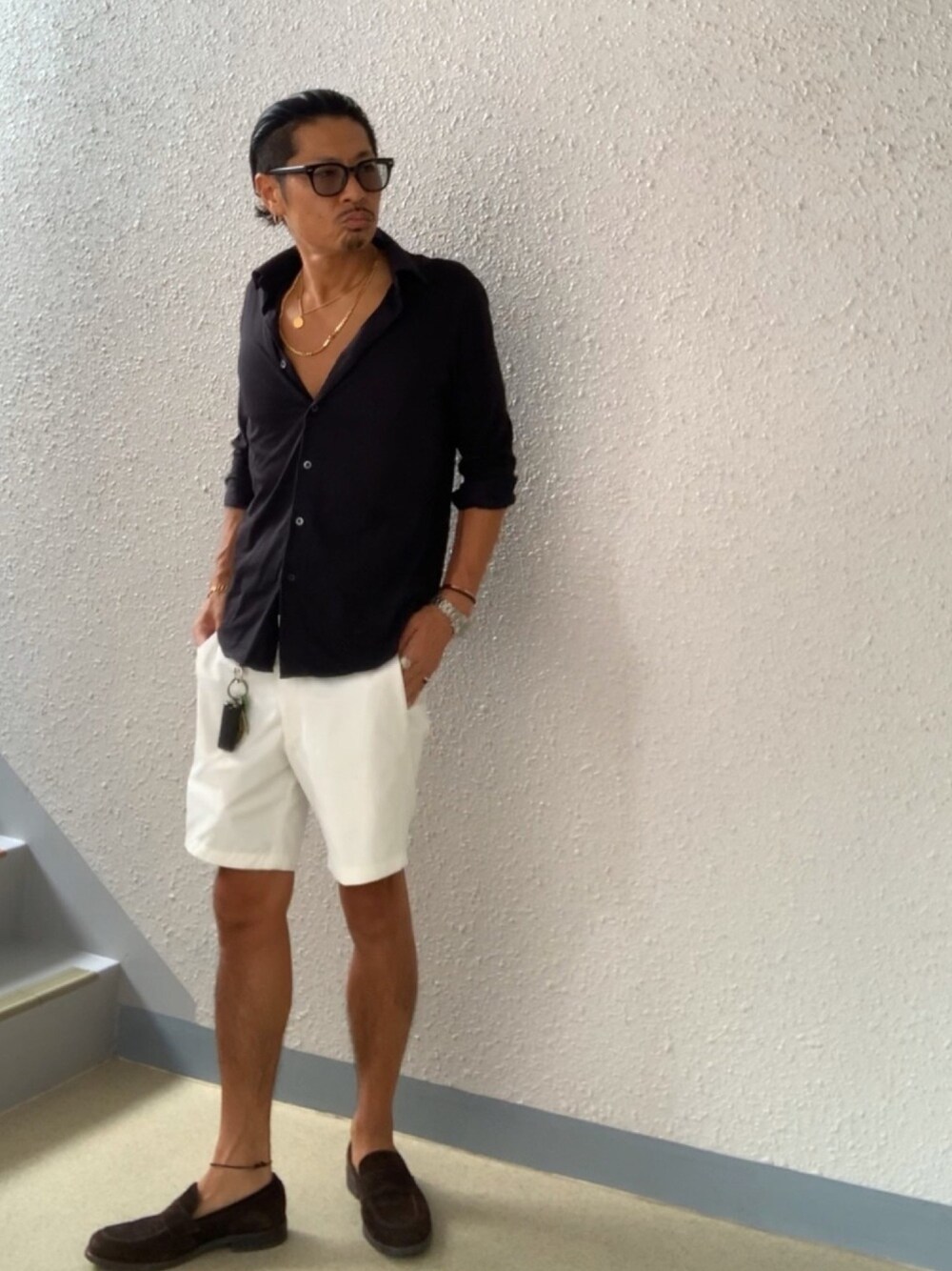 ブラック系のシャツ/ブラウス、ホワイト系のその他パンツ、ブラウン系のローファーを着用したメンズの夏コーディネートの1枚目の写真