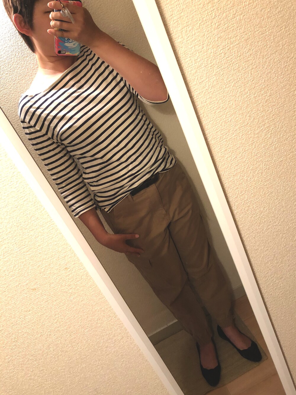 ブルー系のTシャツ/カットソー、ベージュ系のその他パンツ、ブラック系のパンプスを着用したレディースの秋コーディネートの1枚目の写真