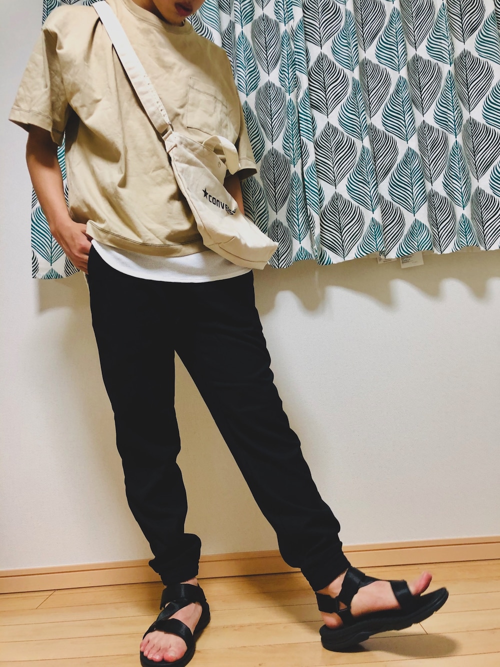 「GUの（GU）イージージョガーパンツ（カットソー）（パンツ、ブラック系）」を使った、ゆーすけさん（メンズ・173cm）の夏コーディネートの1枚目の写真