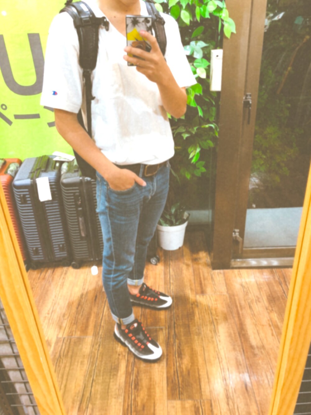 「デニム、シャツイン、夏服」｜「NIKEのNIKE ナイキ AIR VAPORMAX '95 ナイキ エア ベイパーマックス 95 AJ7292 101WHITE/HOT RED-DK PEWTER-GRNT（スニーカー、ブラック系）」を使った、ゆーすけさん（メンズ・172cm）の秋コーディネートの1枚目の写真