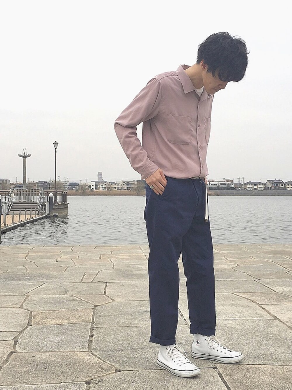 ピンク系のシャツ/ブラウス、ブルー系のチノパンツ、ホワイト系のスニーカーを着用したメンズの冬コーディネートの1枚目の写真