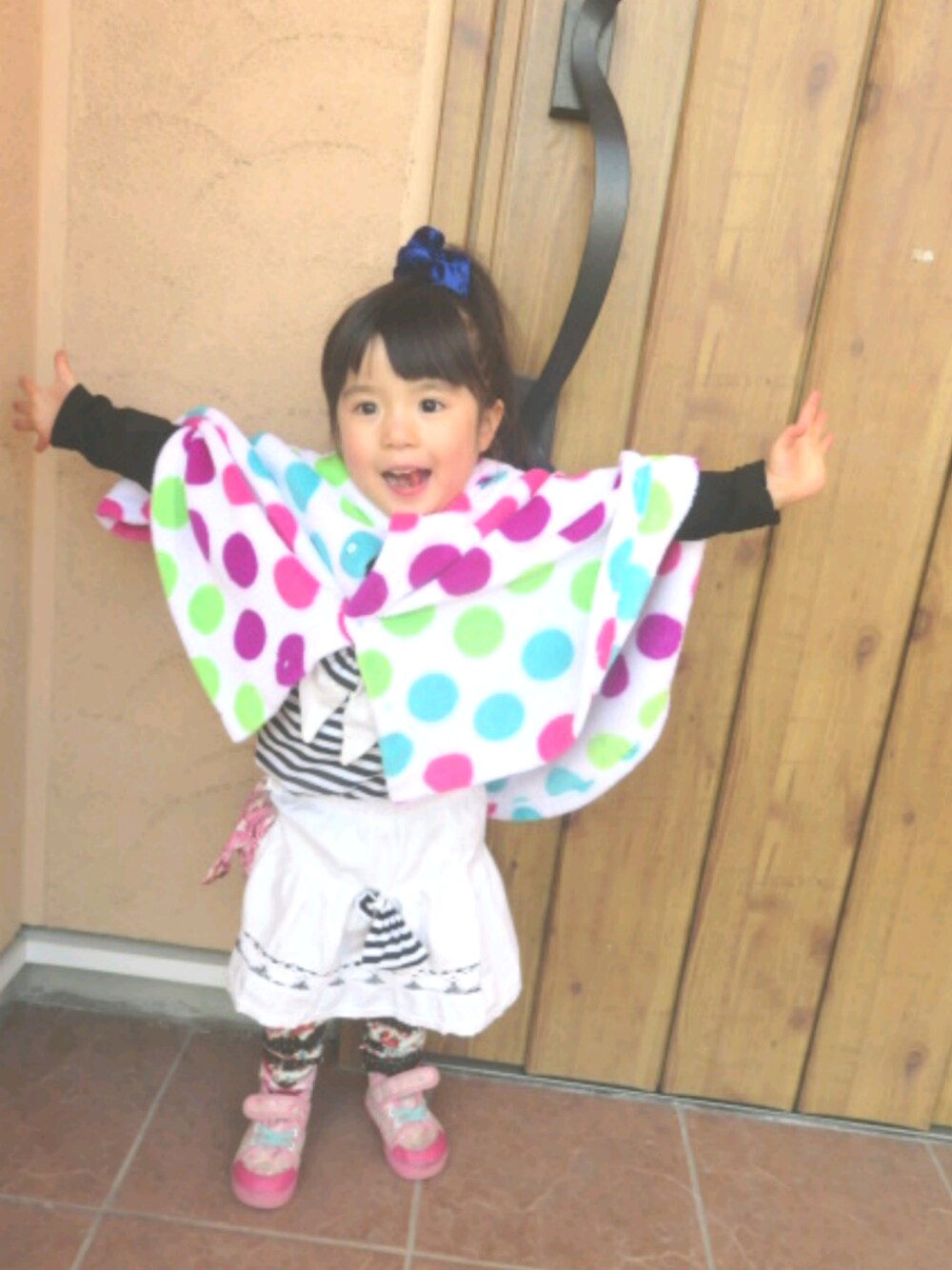 「春コーデ、体験入園、幼稚園、おんなのこ、カラフル、ぺこニコたん、自分でコーデ、3歳、玄関」｜「YELLOWFACEのアイテム（レギンス/スパッツ、ブラウン系）」を使った、ぺこニコたんさん（キッズ・80cm）の冬コーディネートの1枚目の写真