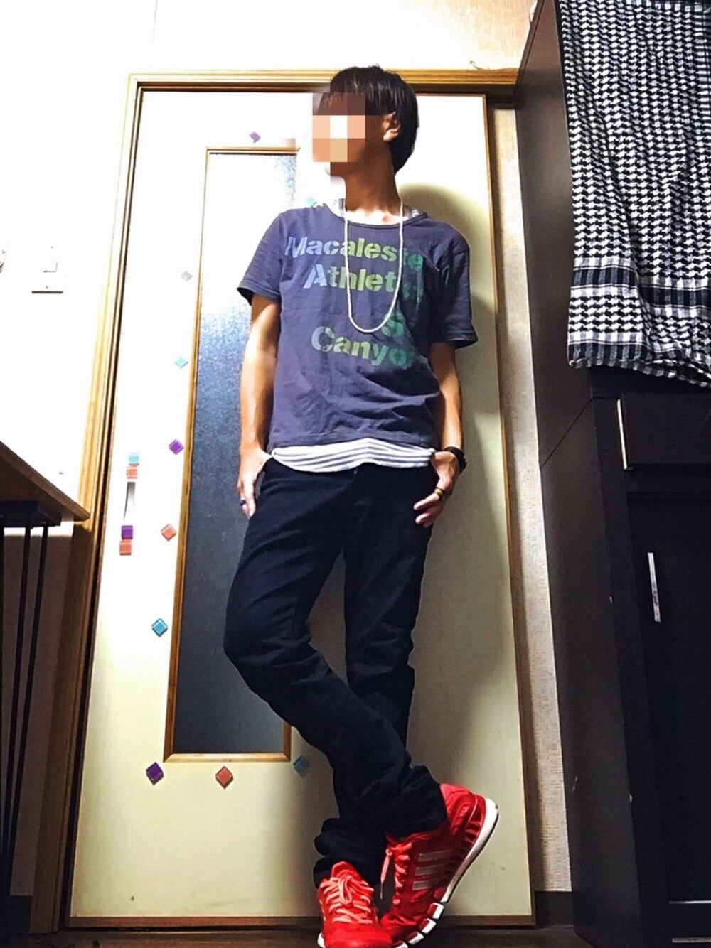 「シンプル、スキニー、ブラック、ラフ、Tシャツ、タンクトップ、スニーカー、レッド、レイヤードスタイル、アクセサリー」｜「UNIQLOのアイテム（パンツ、ブラック系）」を使った、soraさん（メンズ・169cm）の夏コーディネートの1枚目の写真