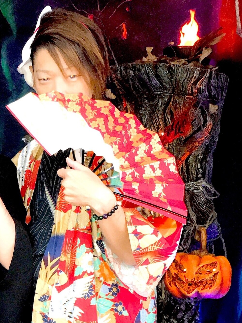 「wearhalloween2019、シンプル、ハロウィン、重ね着、和装、和服、黒、赤、センス、ブラック」｜「EMODAのアイテム（イヤリング（片耳用）、ゴールド系）」を使った、soraさん（メンズ・169cm）の秋コーディネートの1枚目の写真