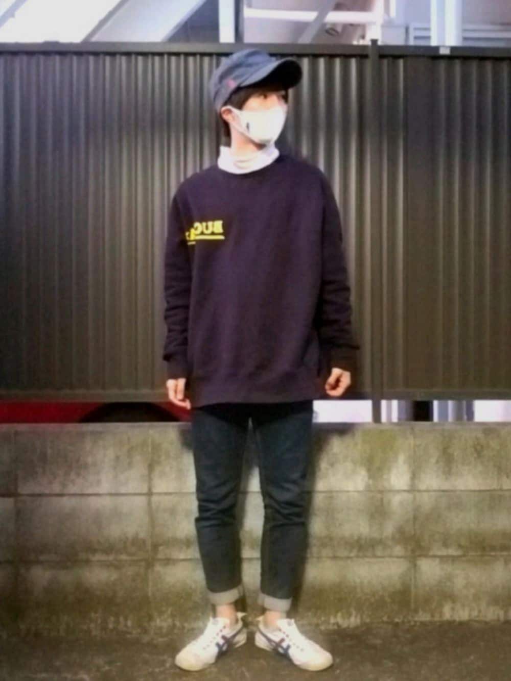 ブルー系のデニムパンツ、ホワイト系のスリッポン、ブラック系のスウェットを着用したメンズの秋コーディネートの1枚目の写真