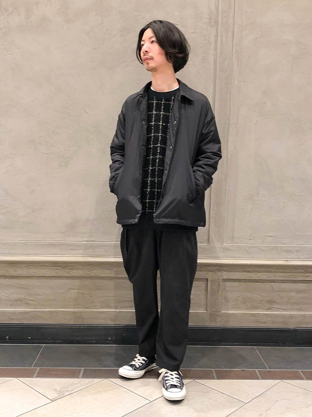 グレー系のブルゾン、ブラック系のTシャツ/カットソーを着用したメンズの冬コーディネートの1枚目の写真