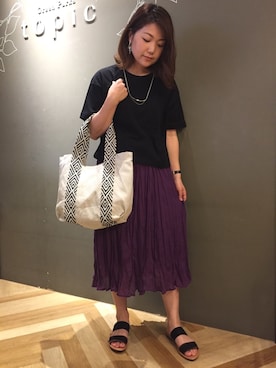 「パープル×黒」｜「アイテム（ハンドバッグ）」を使った、Kana Toyodaさん（レディース・165cm）の春コーディネート