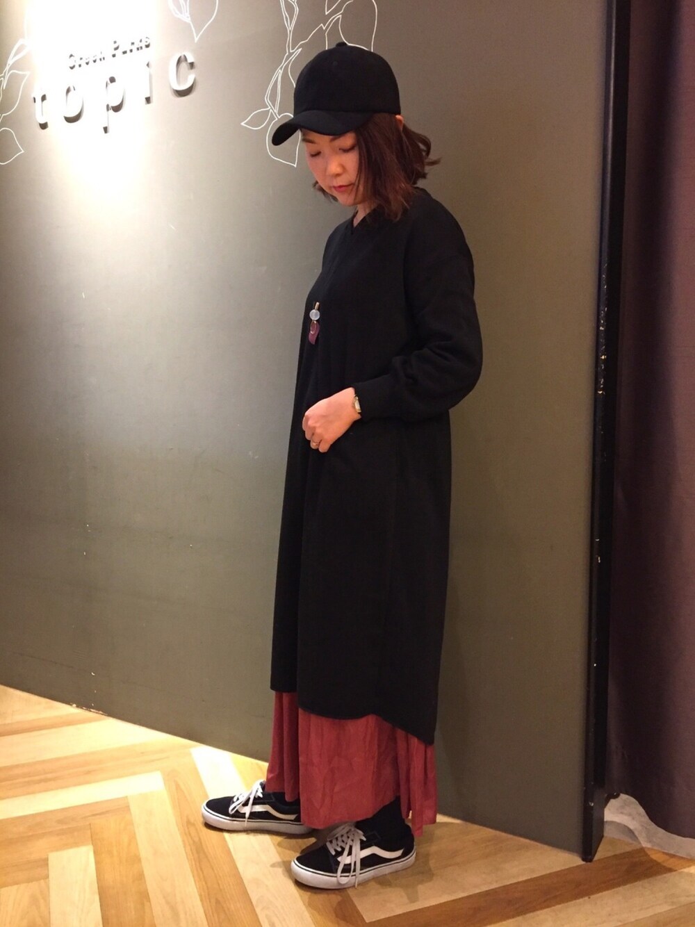 「春コーデ、プリーツスカート、サテンスカート、スウェットワンピース、裏毛ワンピース、レイヤードスタイル、黒×ピンク、ぐりんぱ、グリーンパークス」｜「Green　Parksの裏起毛Vネックワンピース（ワンピース、ブラック系）」を使った、Kana Toyodaさん（レディース・165cm）の冬コーディネートの1枚目の写真
