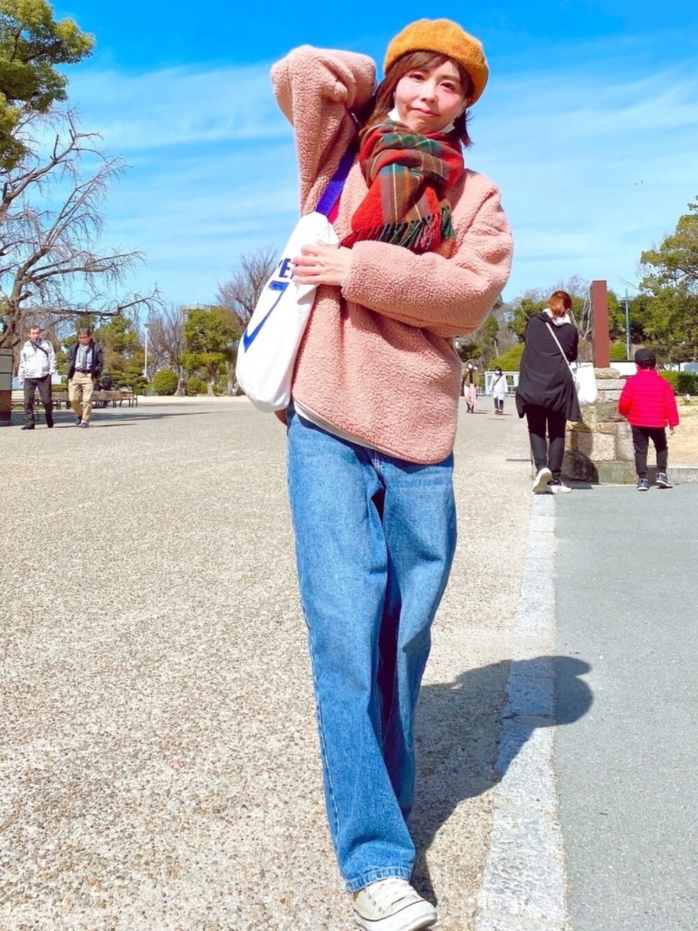 「GU、KBF、allstar、converse、ベレー帽、デニムパンツ、カジュアルコーデ、ボア、スニーカーコーデ、プチプラコーデ」｜「GUのボアクルーネックプルオーバー（その他アウター、ピンク系）」を使った、yuiteetoyolさん（レディース・160cm）の春コーディネートの1枚目の写真