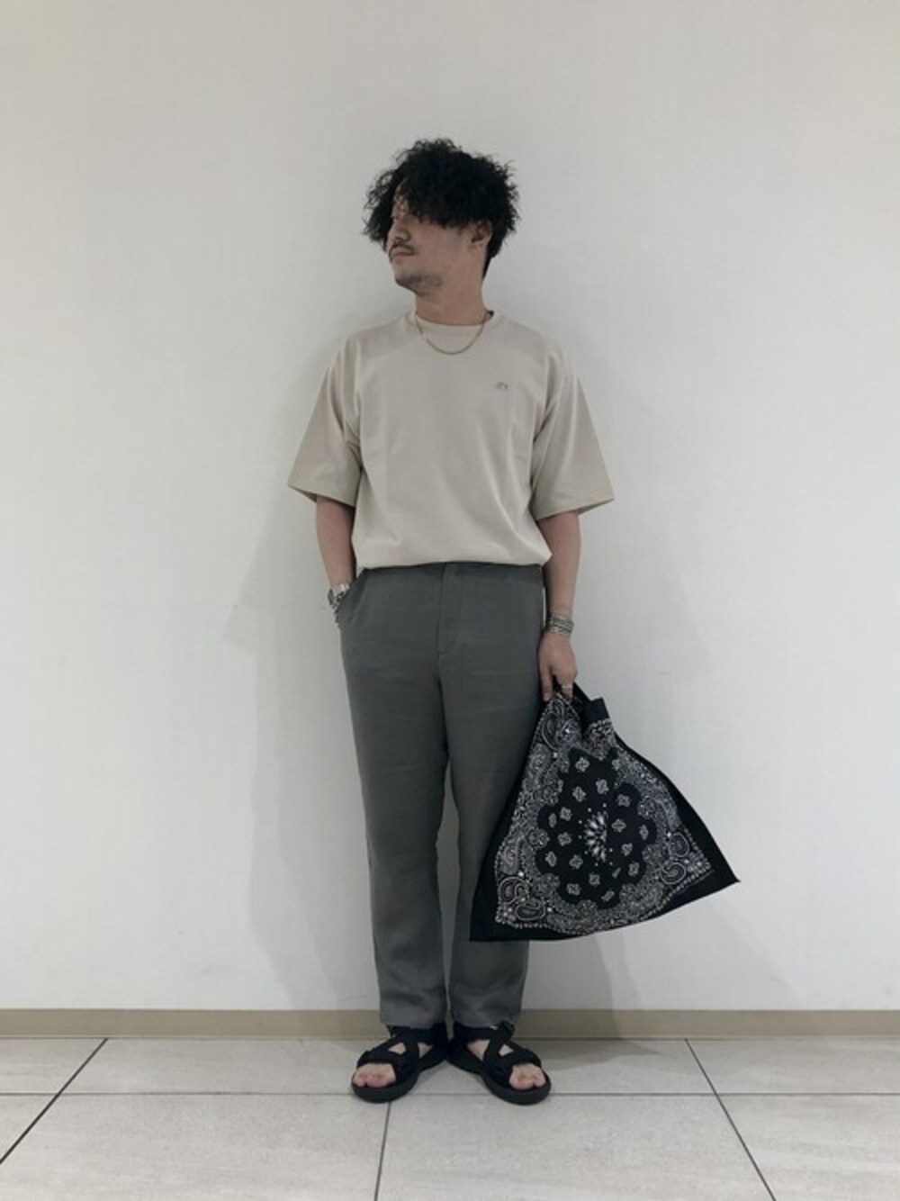 「LACOSTE、バンダナ、アースカラー、サンダル、リネン、タックイン、春コーデ、URBAN RESEARCH、URBAN RESEARCH DOORS、teva」｜「URBAN RESEARCH DOORSのバンダナ エコバッグ（エコバッグ/サブバッグ、ブラック系）」を使った、KYOHEI NOMOTOさん（メンズ・173cm）の春コーディネートの1枚目の写真