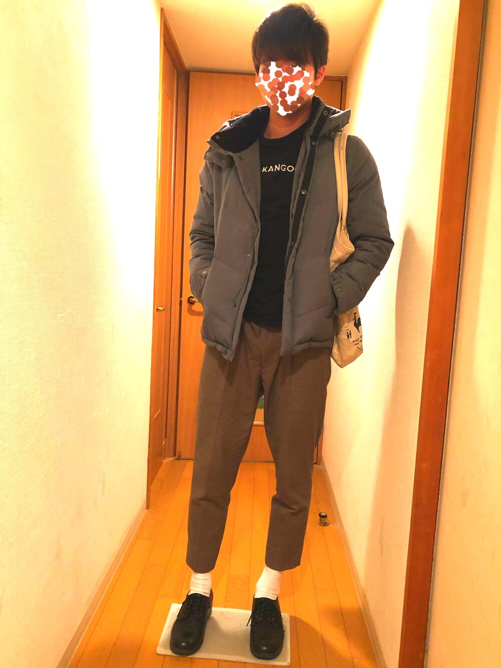 「きれいめカジュアル、黒、革靴、ダウンジャケット、冬コーデ、キレイめ、チェックパンツ」｜「MK MICHEL KLEINのアイテム（ダウンジャケット/コート、グレー系）」を使った、takuchinさん（メンズ・175cm）の冬コーディネートの1枚目の写真