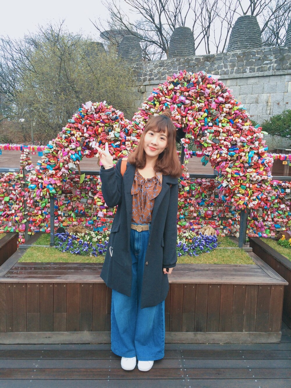 「seoul」｜「no brandのアイテム（シャツ/ブラウス、ブラウン系）」を使った、Crystalさん（レディース・159cm）の春コーディネートの1枚目の写真