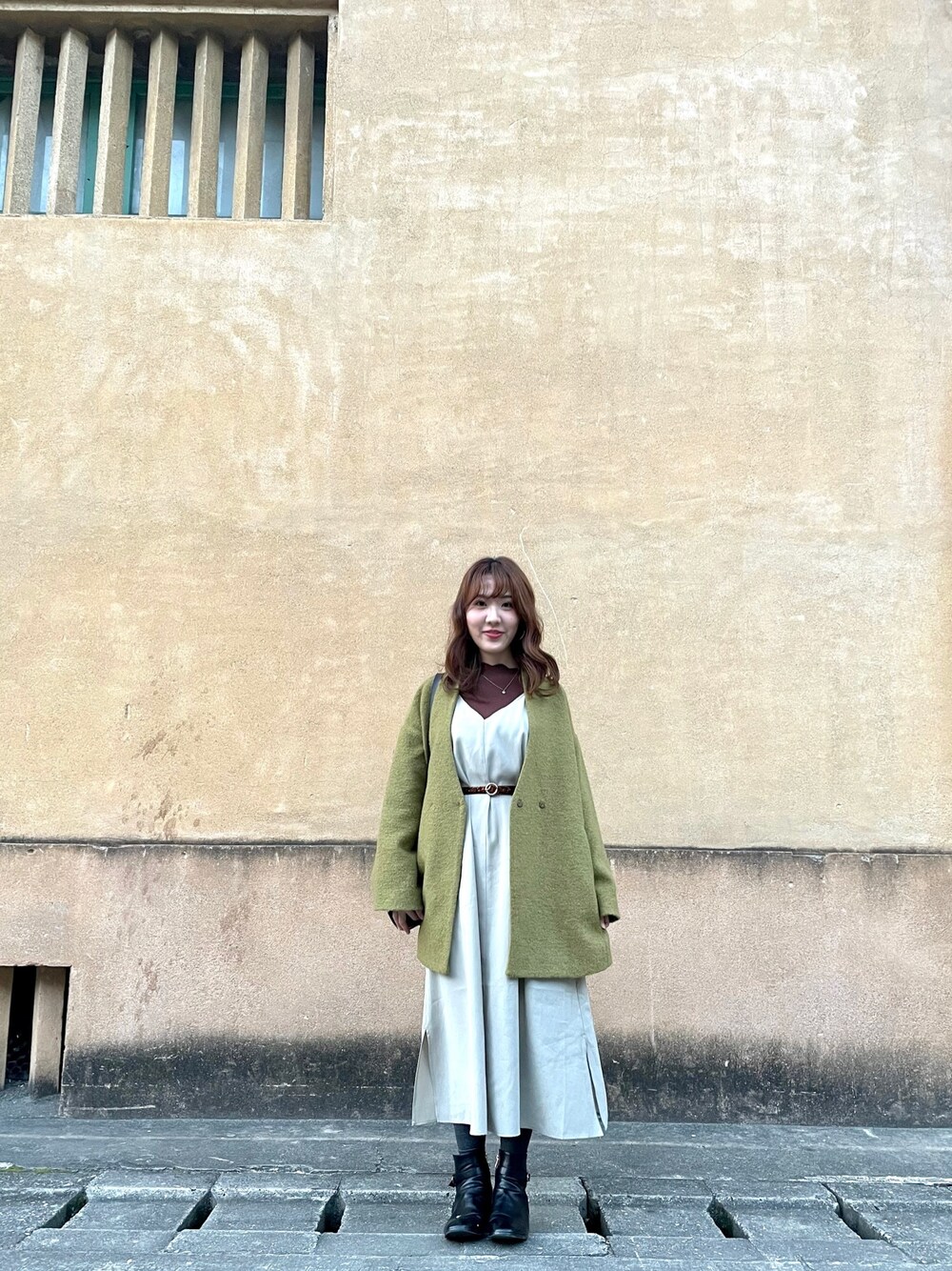「華山」｜「SENSE OF PLACE by URBAN RESEARCHのアイテム（ノーカラーコート、グリーン系）」を使った、Crystalさん（レディース・160cm）の冬コーディネートの1枚目の写真