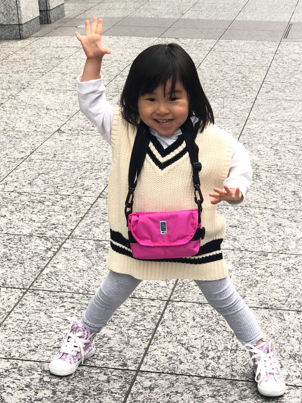 「ベスト、女の子コーデ、親コーデ、親子でおそろい、３歳女の子、パーカー、春コーデ、100㌢服、90cm」｜「GLOBAL WORKのMEI MN MESSENGER/802126（ショルダーバッグ、ピンク系）」を使った、ihsottyさん（キッズ・90cm）の春コーディネートの1枚目の写真
