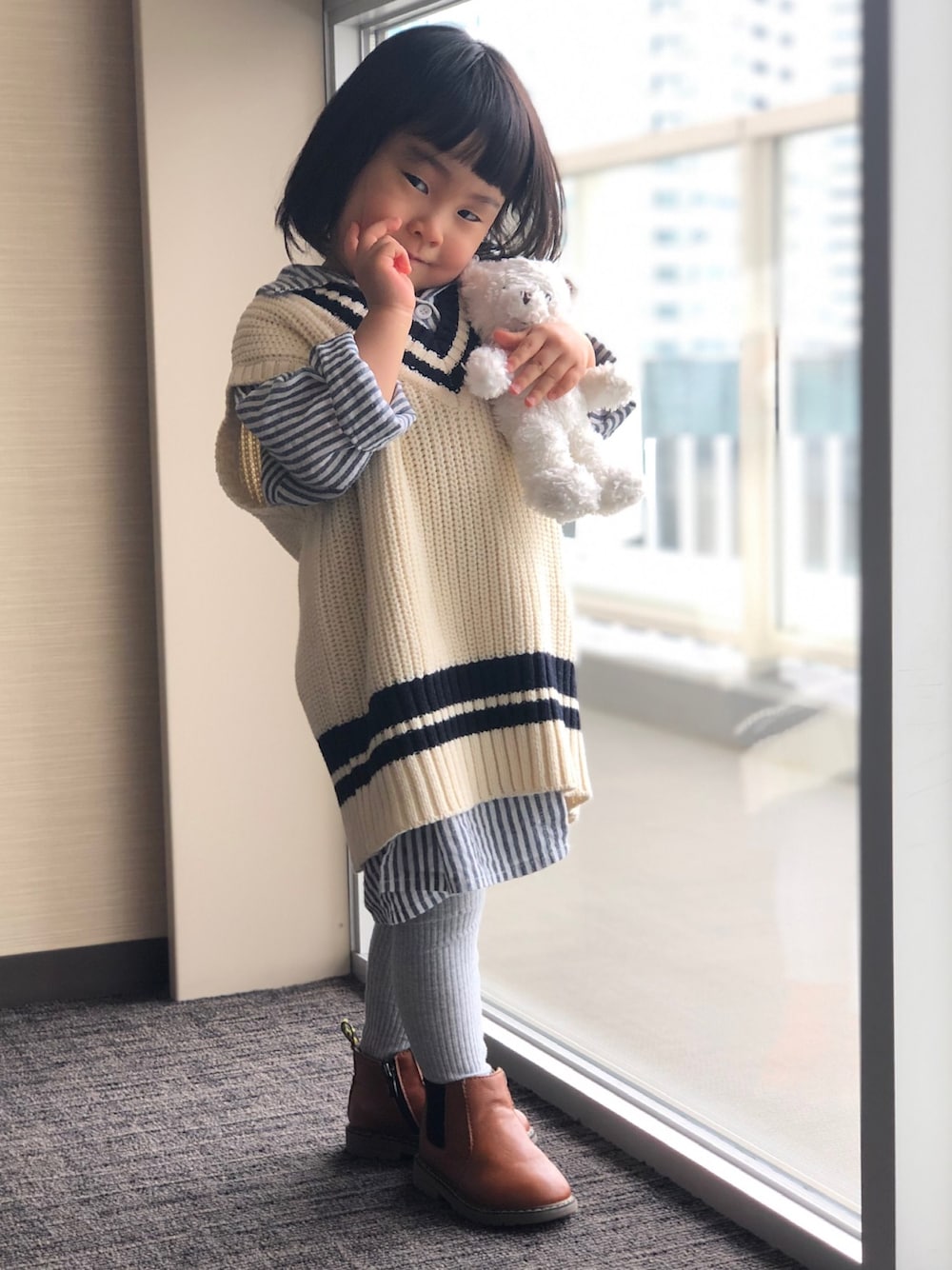 「キッズコーデ、３歳女の子、ベスト×シャツ、親子コーデ、親子でおそろい、親子リンク、春コーデ」｜「CIAOPANIC TYPYの【ママとおそろい】チルデンニットベスト（ベスト、ホワイト系）」を使った、ihsottyさん（キッズ・90cm）の春コーディネートの1枚目の写真