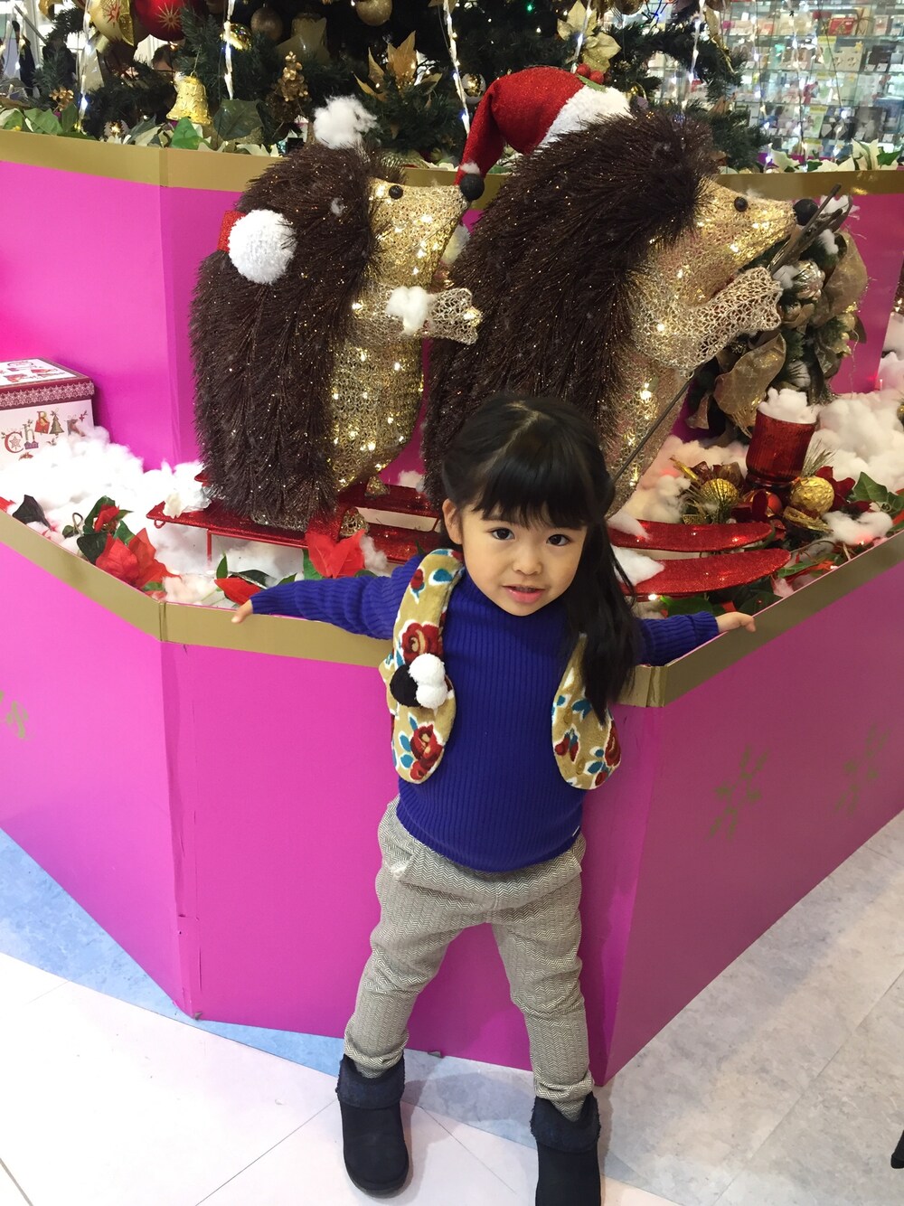 「kids、女の子、クリスマス、ハリスツイード、ブーツ、ベスト、タートルネック」｜「SM2のアイテム（その他パンツ、ベージュ系）」を使った、Kiraさん（キッズ・100cm）の冬コーディネートの1枚目の写真