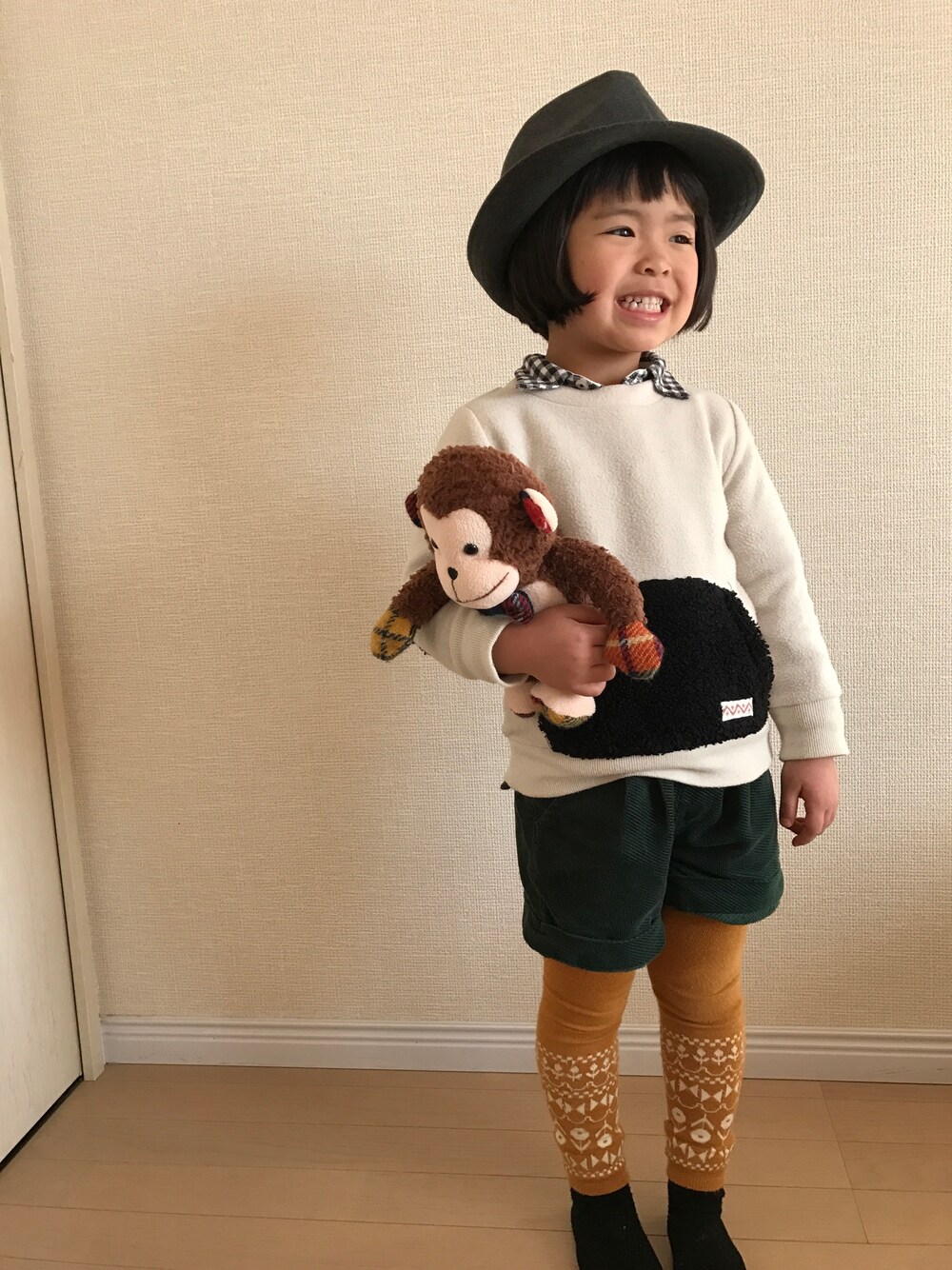 「キッズ、カジュアル、女の子、フェルトハット、ギンガムチェック」｜「GUのアイテム（ハット、グレー系）」を使った、Kiraさん（キッズ・100cm）の冬コーディネートの1枚目の写真