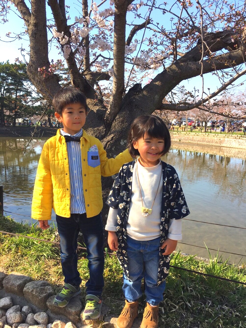 「甥っ子、桜、kidsfashion、女の子、花柄、デニム、モカシン、ストライプシャツ、蝶ネクタイ、黄色」｜「しまむらのアイテム（カーディガン/ボレロ、ブルー系）」を使った、Kiraさん（キッズ・100cm）の春コーディネートの1枚目の写真