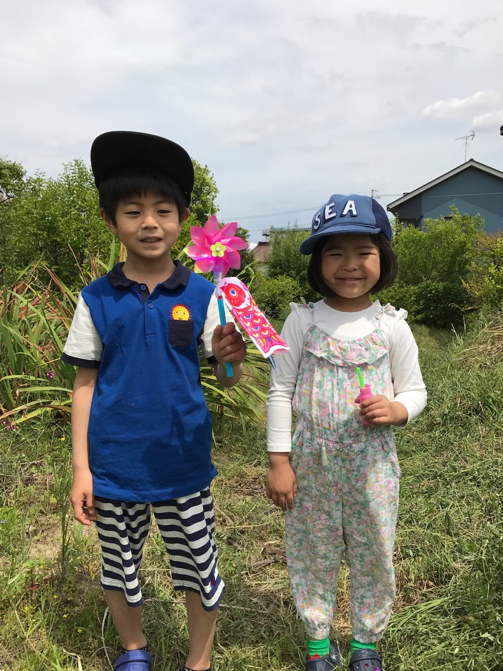 「キッズコーデ、こどもの日、甥っ子、キャップ、ツペラツペラ、サロペット、カラフル、花柄、ボーダー」｜「Design Tshirts Store graniphのアイテム（Tシャツ/カットソー、ブルー系）」を使った、Kiraさん（キッズ・100cm）の春コーディネートの1枚目の写真