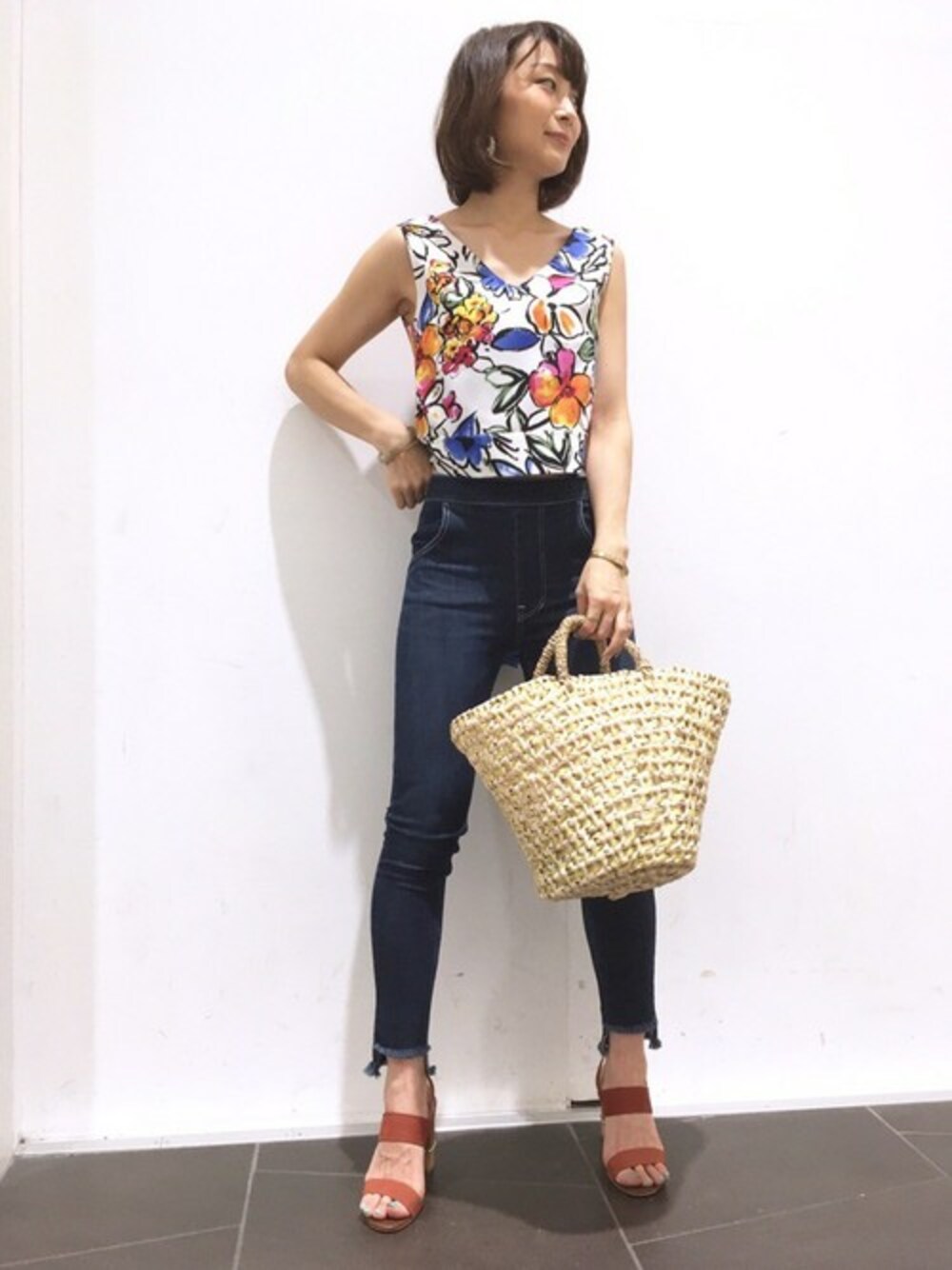 ホワイト系のシャツ/ブラウス、ブルー系のデニムパンツ、シルバー系のトートバッグを着用したレディースの夏コーディネートの1枚目の写真