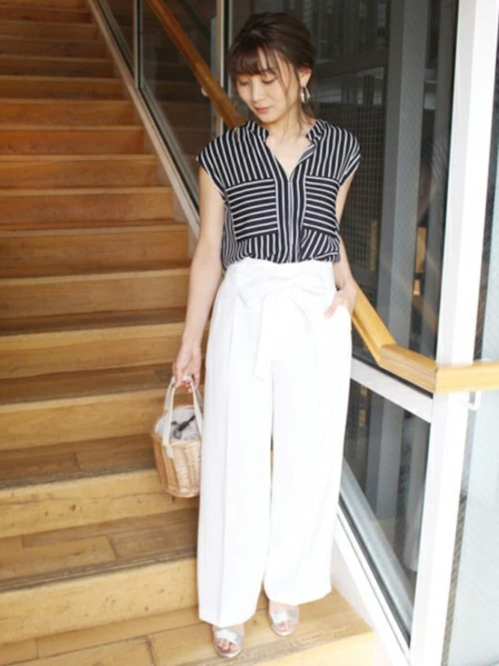 ブラック系のシャツ/ブラウスを着用したレディースの春コーディネートの1枚目の写真