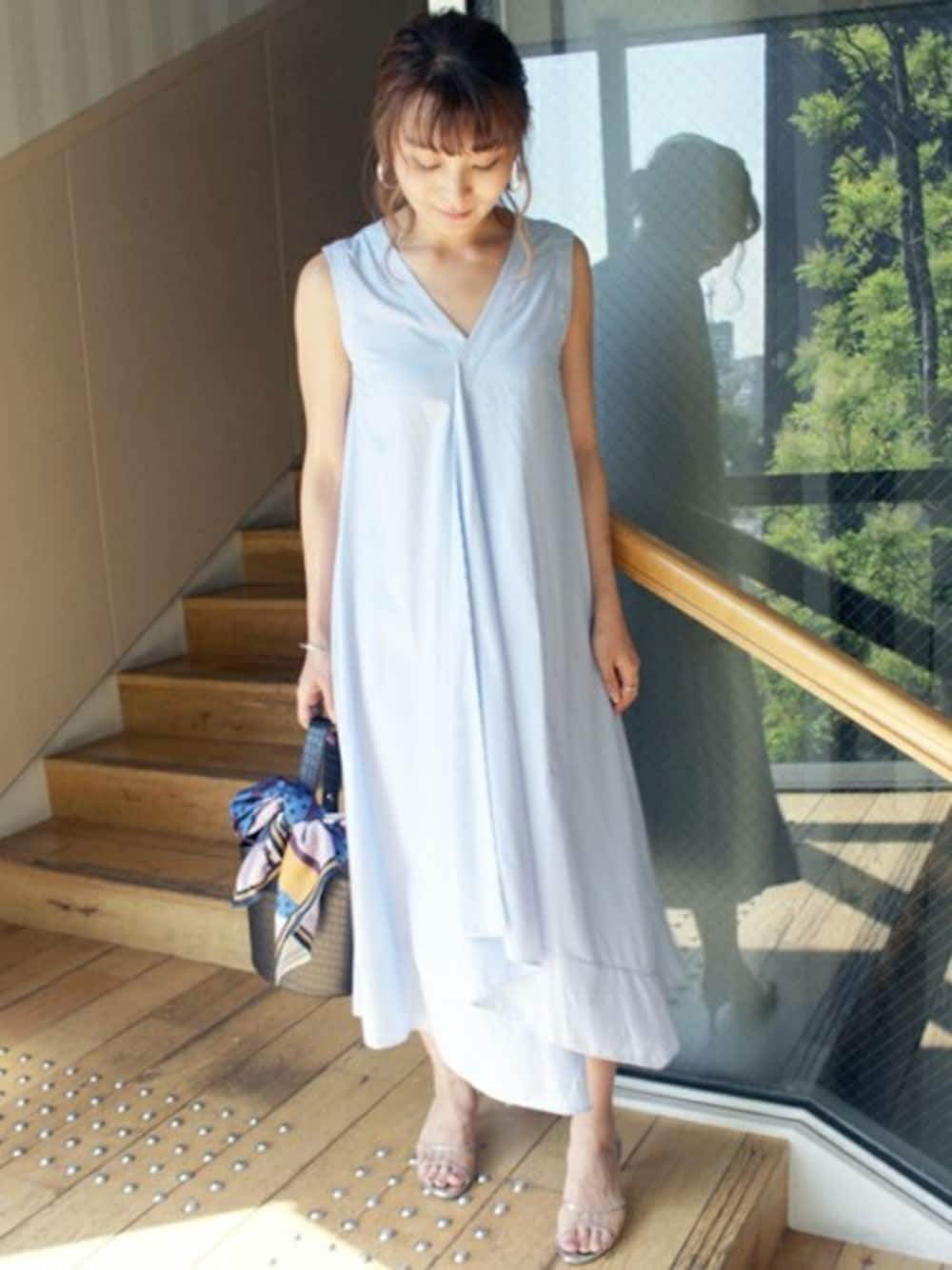 ブルー系のワンピースを着用したレディースの夏コーディネートの1枚目の写真