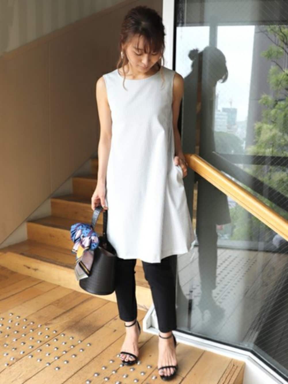 ホワイト系のワンピース、ブラック系のその他パンツを着用したレディースの夏コーディネートの1枚目の写真