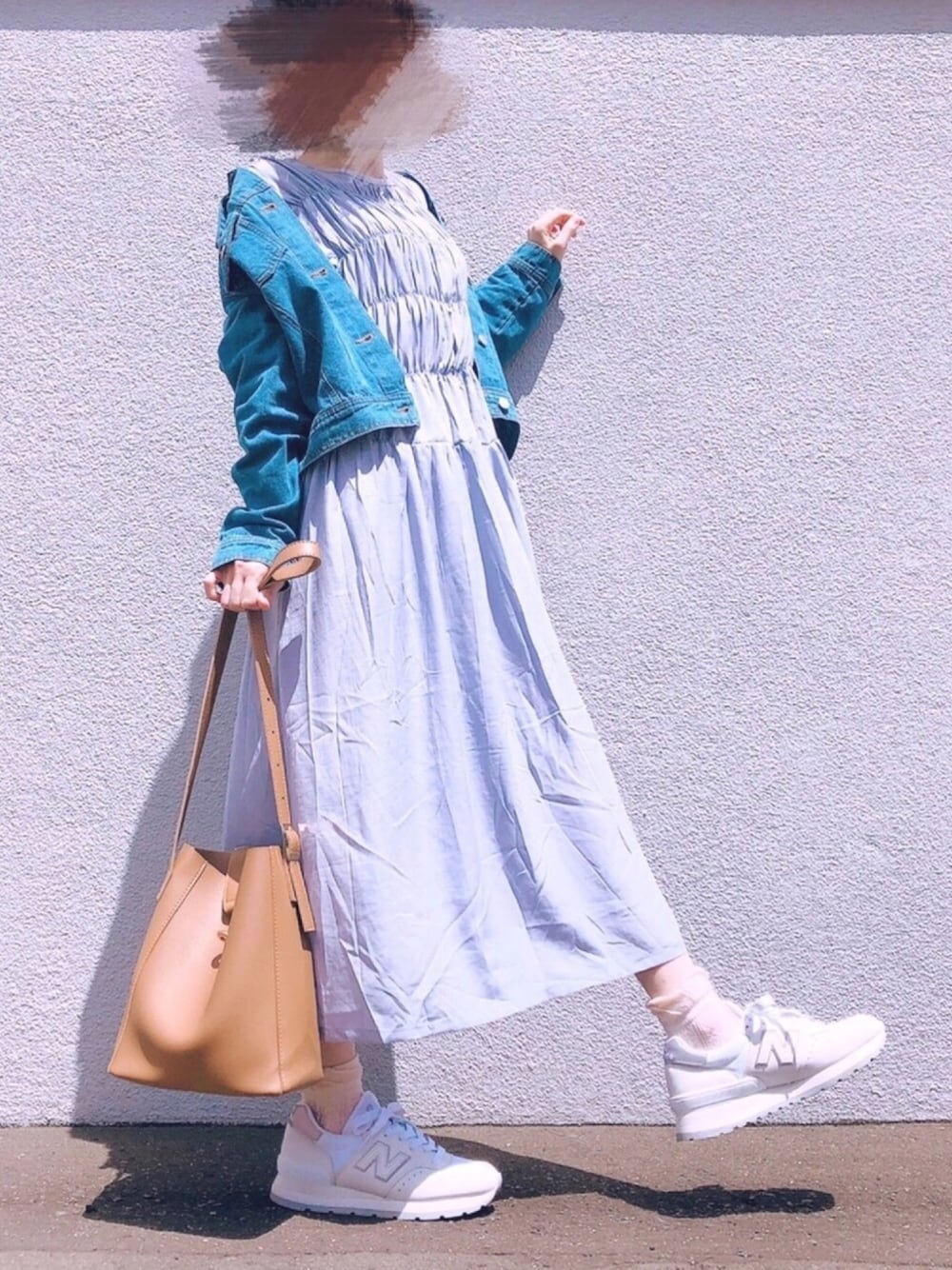 グレー系のワンピース、ホワイト系のスニーカー、ブルー系のデニムジャケットを着用したレディースの春コーディネートの1枚目の写真