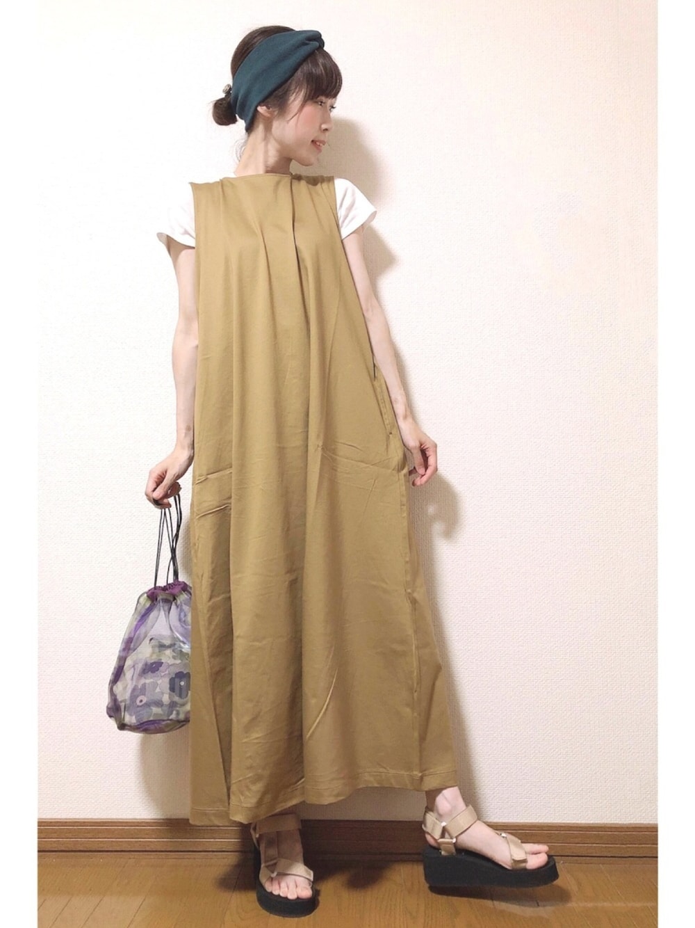 ベージュ系のワンピース/ドレス、ホワイト系のTシャツ/カットソー、ピンク系のサンダルを着用したレディースの夏コーディネートの1枚目の写真