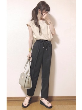 「andme（アンドミー）の【13色展開】きれいめツイル美脚ドローストリングテーパードパンツ（スラックス）」を使った、EKO ＊えこさん（レディース・155cm）の夏コーディネート