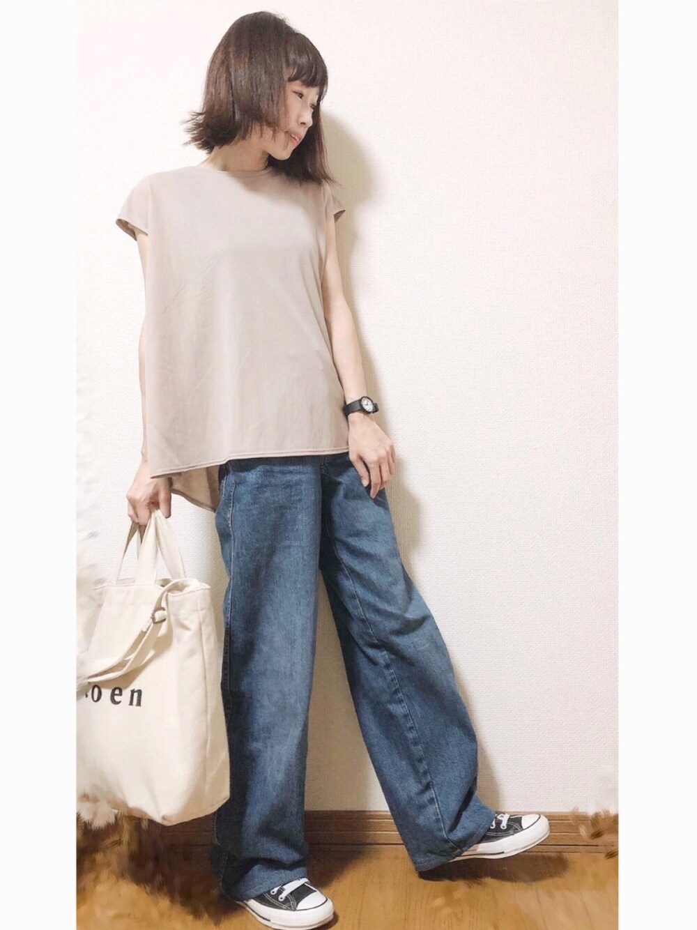 ベージュ系のTシャツ/カットソー、ブルー系のデニムパンツ、ブラック系のスニーカーを着用したレディースの夏コーディネートの1枚目の写真