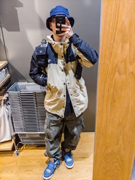 「MUJI」｜「アイテム（マウンテンパーカー）」を使った、RoxsoulLeeさん（メンズ・170cm）の春コーディネート