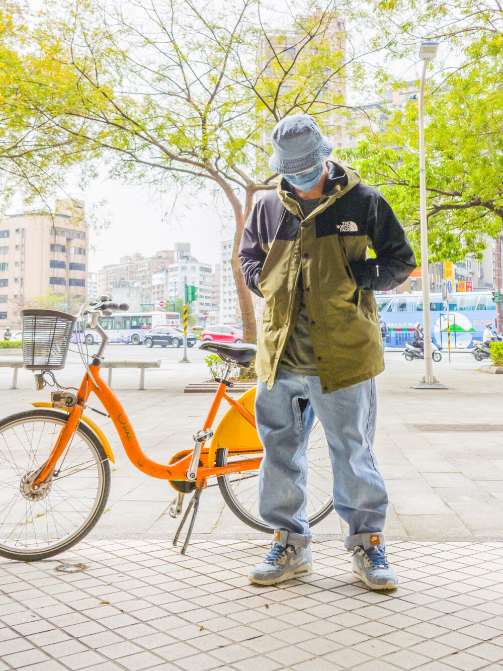 「NEWHATTAN、Levis、NIKE、AIRMAX90、THE NORTH FACE」｜「THE NORTH FACEの［ザ・ノースフェイス］UO★ THE NORTH FACE マウンテンライトジャケット（マウンテンパーカー、グリーン系）」を使った、RoxsoulLeeさん（メンズ・170cm）の春コーディネートの1枚目の写真