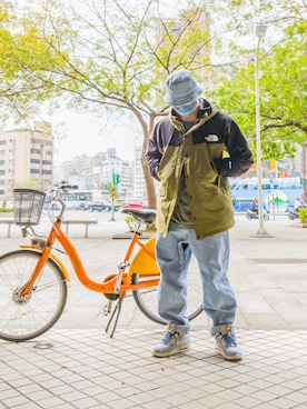 「Levis」｜「アイテム（マウンテンパーカー）」を使った、RoxsoulLeeさん（メンズ・170cm）の春コーディネート